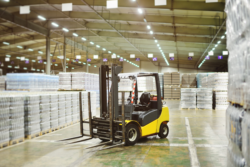 carretilla elevadroa en almacén parada.