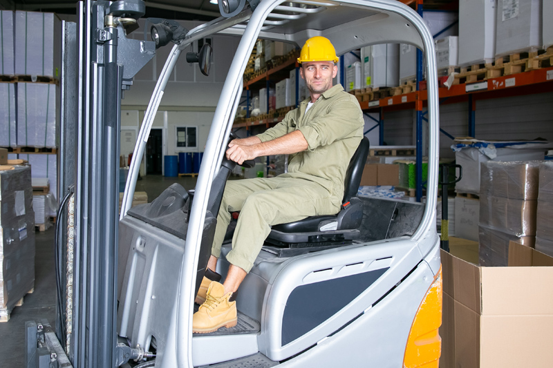 Operario rn su jornada laboral con carretilla elevadora (toro)
