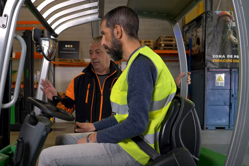 Imagen del cruso de carretillas donde el profesor está dando clase práctica a un alumno.