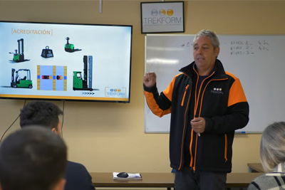 Instructor del curso en clase teórica.